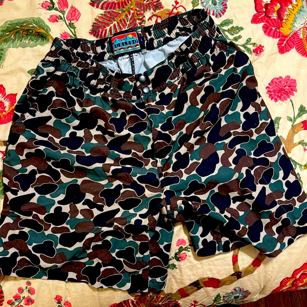 Men’s size Large camouflage BURLEBO shorts. Front and back pockets.